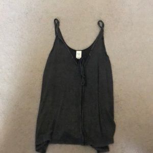 gray tank top